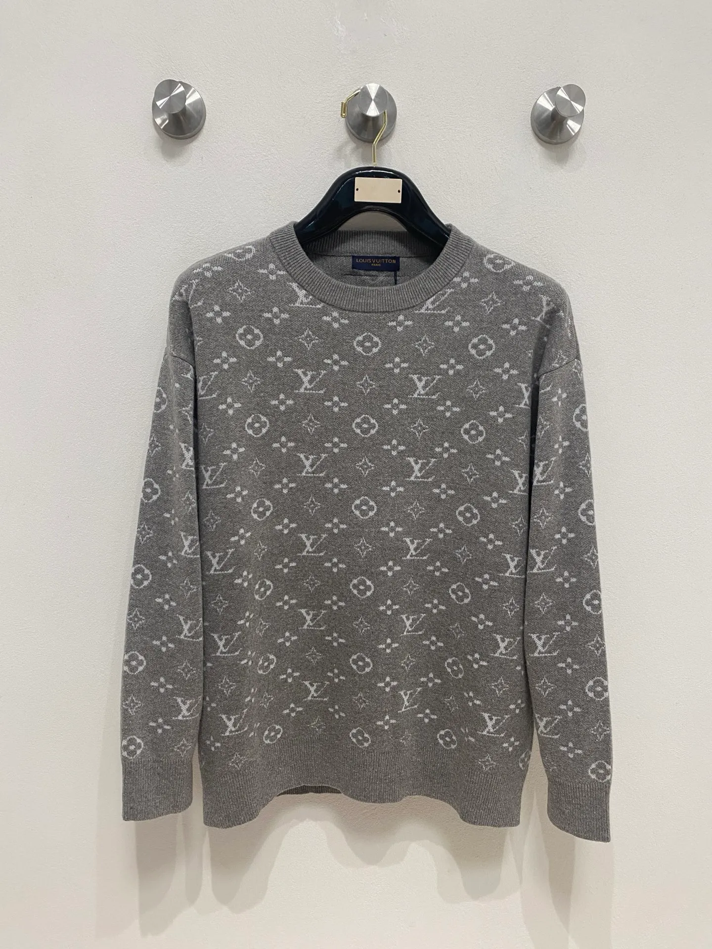 🅿️440 LV 2025 new wool blended round neck long sleeve sweater cardigan bottoming sweater, high-end version! The custom-made fabrics at the counter are highly breathable and comfortable, with impeccable details and brand element design concepts, reflecting high quality. It feels delicate and soft! It presents a casual cut and the upper body shape is great! 🐉Code size: M-3XL
